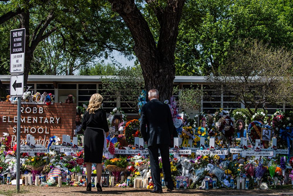 US-Präsident Joe Biden mit Ehefrau Jill Biden in Uvalde (Bild: Chandan Khanna/AFP)