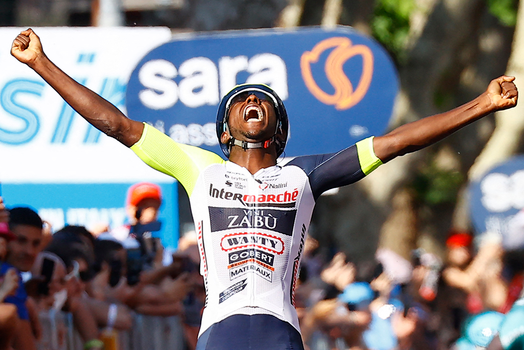 Biniam Girmay Hailu aus Eritrea gewinnt die zehnte Giro-Etappe (Bild: Luca Bettini/AFP)