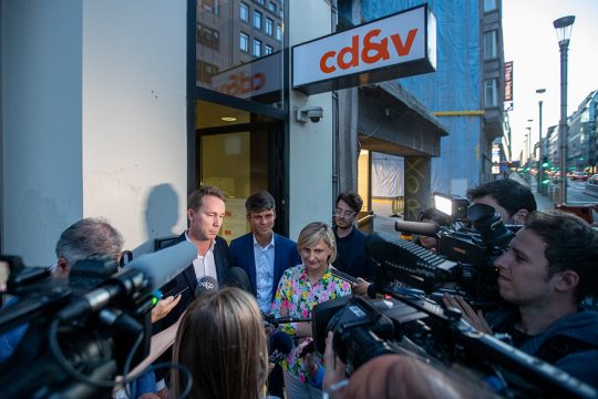 Jo Brouns und Hilde Crevits nach den Beratungen des Parteirats am Montagabend in Brüssel (Bild: Nicolas Maeterlinck/Belga)