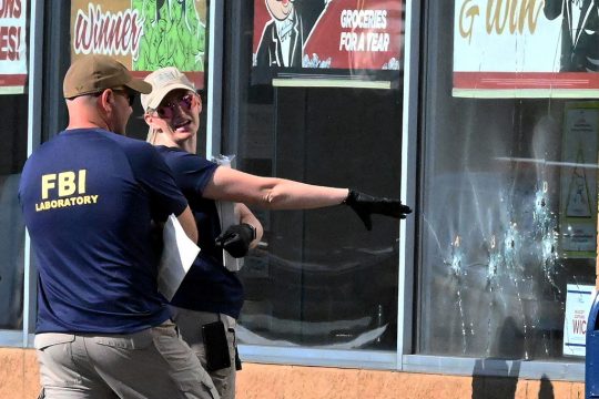 Experten des FBI untersuchen den Tatort (Bild: Usman Khan/AFP)