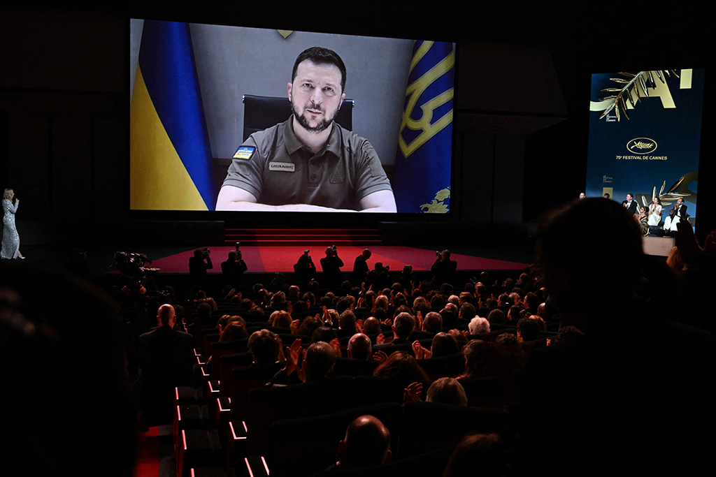 Der ukrainische Präsident Selenskyj während einer Videoansprache beim Filmfest von Cannes (Bild: Christophe Simon/AFP)