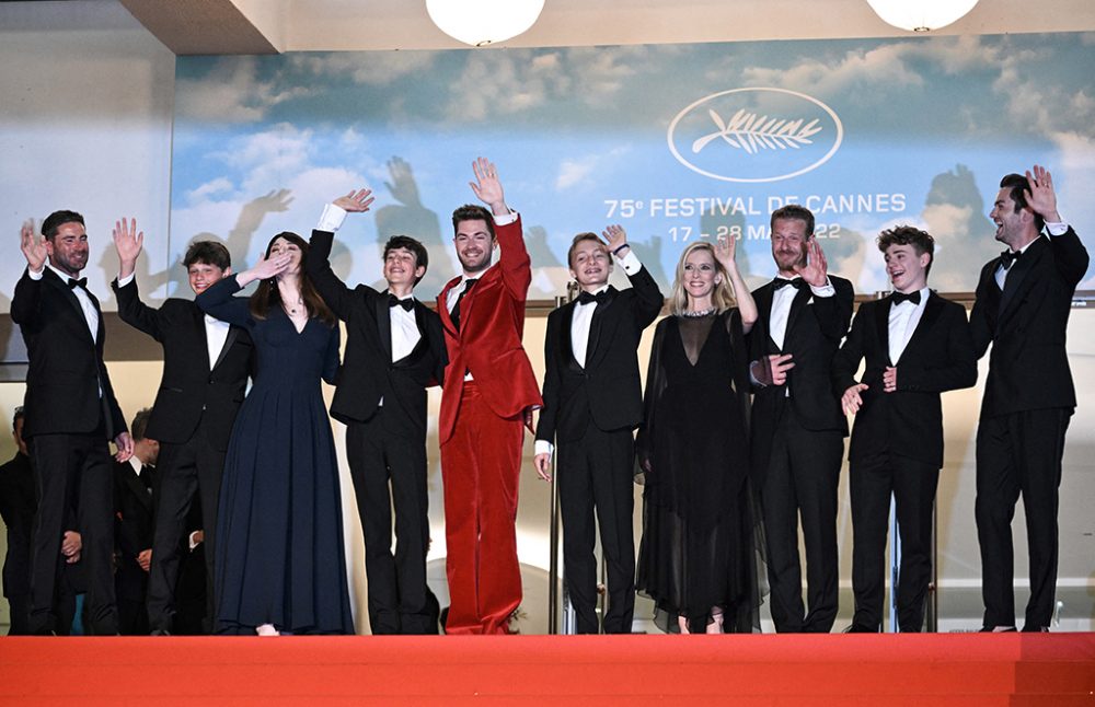 Regisseur Lukas Dhont (in rotem Anzug) mit der Film-Crew in Cannes (Bild: Loic Venance/AFP)