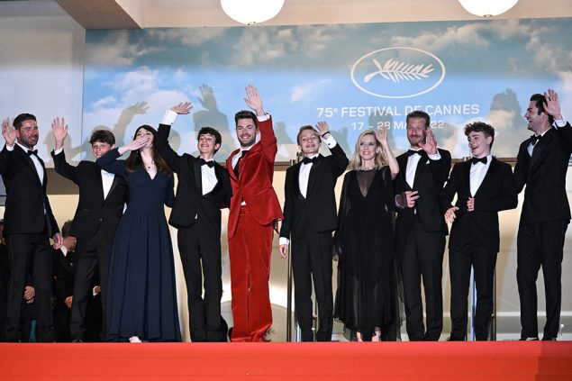 Regisseur Lukas Dhont (in rotem Anzug) mit der Film-Crew in Cannes (Bild: Loic Venance/AFP)