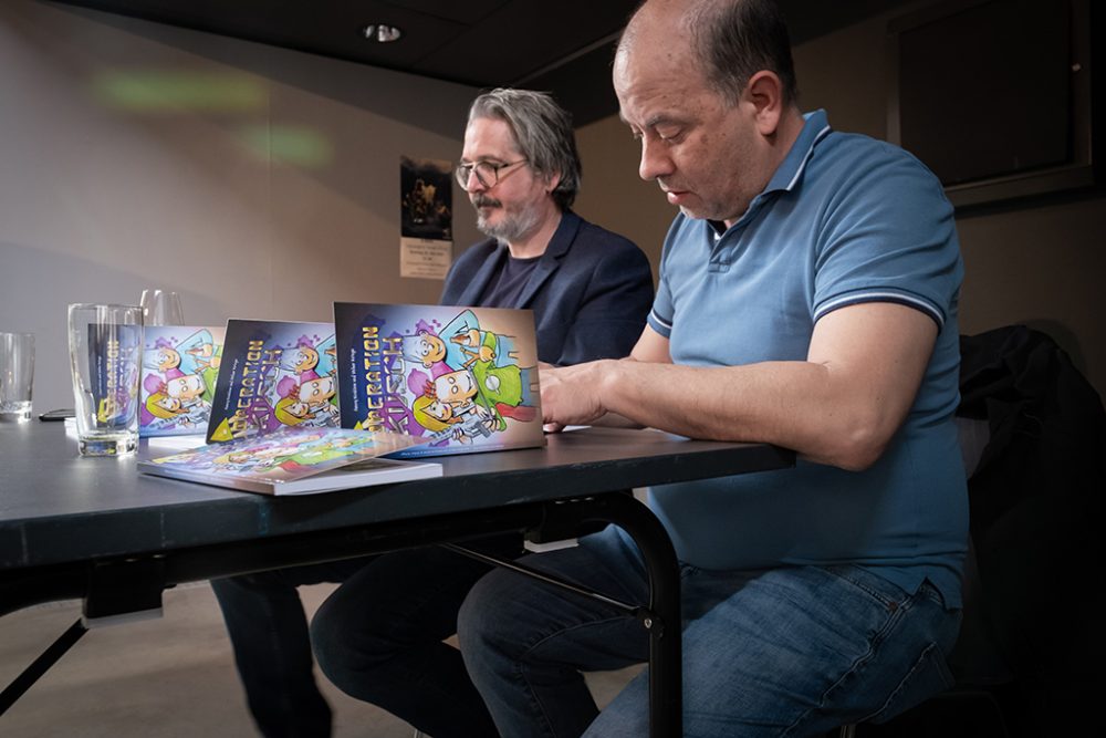 Volker Krings und Henry Kreklow signieren die ersten Comics (Bild: Marc Cürtz/Chudoscnic Sunergia)