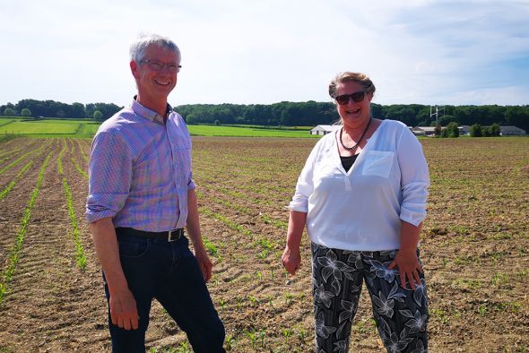 Landwirt Roger Croé und Ingrid Mertes, Geschäftsführerin des Bauernbunds Ostbelgien (Bild: Raffaela Schaus/BRF)