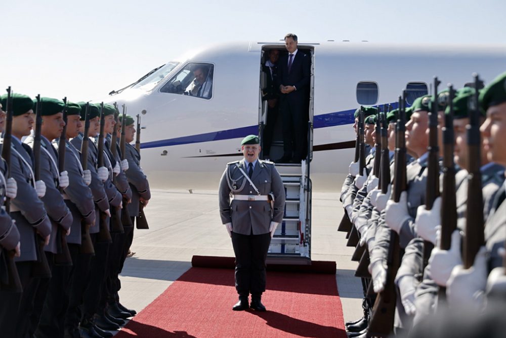 Premier Alexander De Croo nach der Landung in Berlin (Bild: James Arthur Gekiere/Belga)