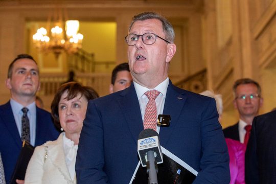 DUP-Chef Jeffrey Donaldson am Montag in Belfast (Bild: Paul Faith/AFP)