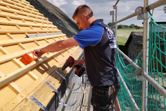 Dachdecker Thierry Bach in seinem Element (Bild: Raffaela Schaus/BRF)
