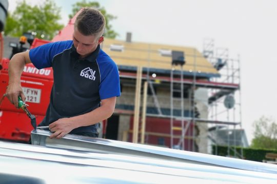 Dachdecker Thierry Bach in voller Aktion (Bild: Raffaela Schaus/BRF)