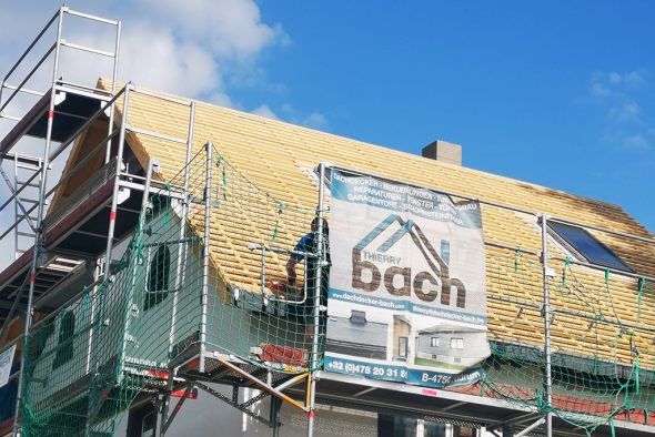 Thierry Bach arbeitet derzeit auf dem Dach eines Hauses in Iveldingen (Bild: Raffaela Schaus/BRF)