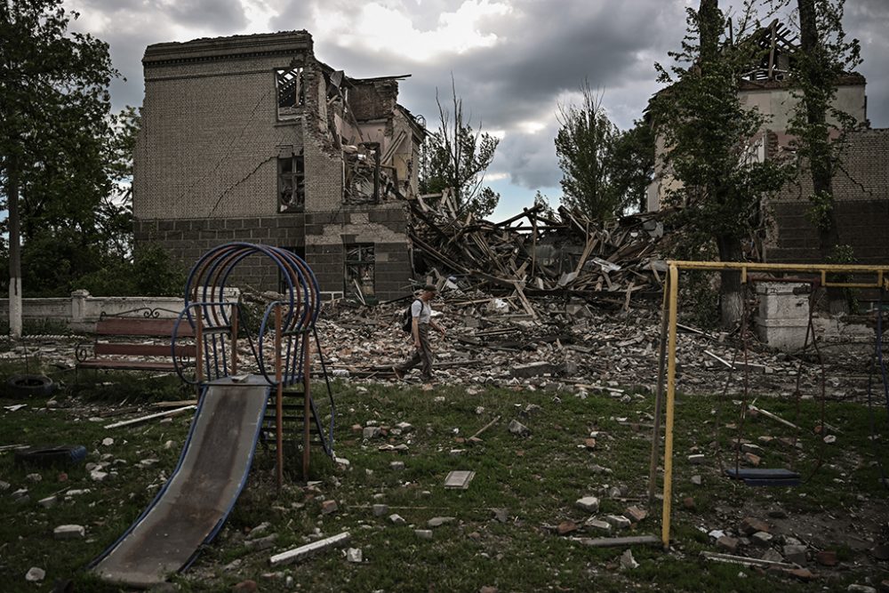 Zerstörte Schule in Bachmut in der Donbass-Region (Bild: Aris Messinis/AFP)