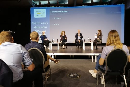 Podiumsdiskussion mit Martin Speer, Ministerin Isabelle Weykmans und dem Europa-Experten Rolf Falter, moderiert von BRF-Redakteurin Raffaela Schaus (Bild: Denis Jansen)