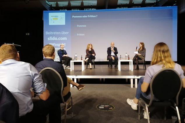 Podiumsdiskussion mit Martin Speer, Ministerin Isabelle Weykmans und dem Europa-Experten Rolf Falter, moderiert von BRF-Redakteurin Raffaela Schaus (Bild: Denis Jansen)