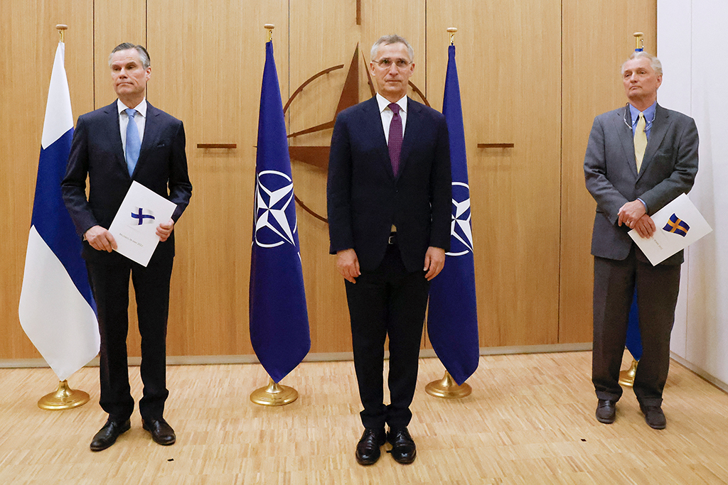 Der finnische Botschafter Klaus Korhonen (l) und der schwedische Botschafter Axel Wernhoff (r) überreichen dem Nato-Generalsekretär Jens Stoltenberg die Anträge ihrer Länder auf die Nato-Mitgliedschaft (Bild: Johanna Geron/Pool/AFP)