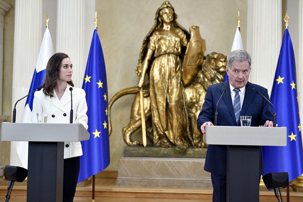 Premier Sanna Marin und Präsident Sauli Niinistö bei der Pressekonferenz Sonntagmittag (Bild: Heikki Saukkomaa/Lehtikuva/AFP)