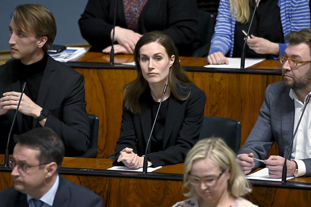 Finnlands Premierministerin Sanna Marin (Mi.) während der Abstimmung im finnischen Parlament (Bild: Emmi Korhonen/Lethtikuva/AFP)