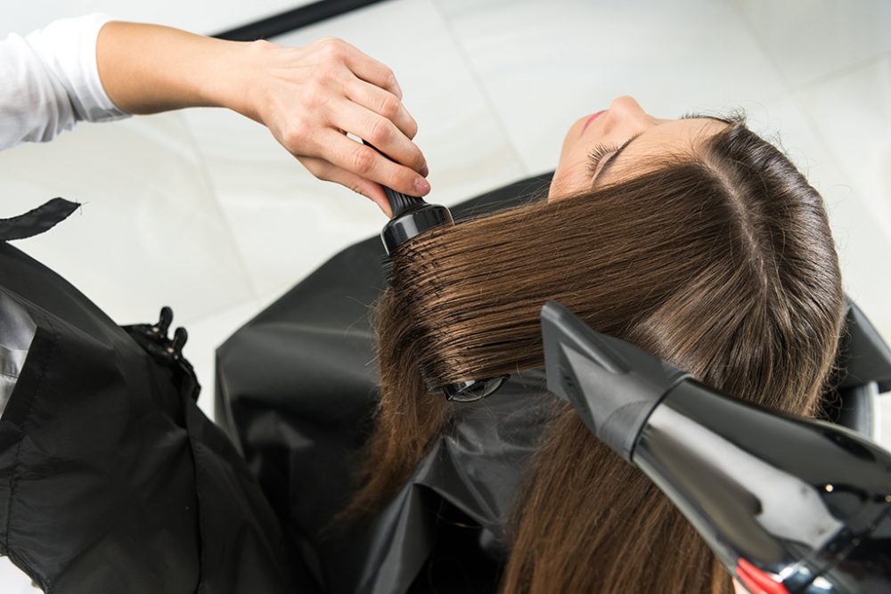 Haare trocknen beim Frisör