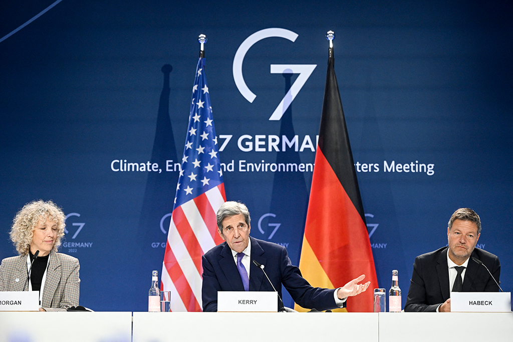 Jennifer Morgan (Deutschland), John Kerry (USA) und Robert Habeck (Deutschland) bei einer Pressekonferenz am Freitag in Berlin (Bild: John MacDougall/AFP)