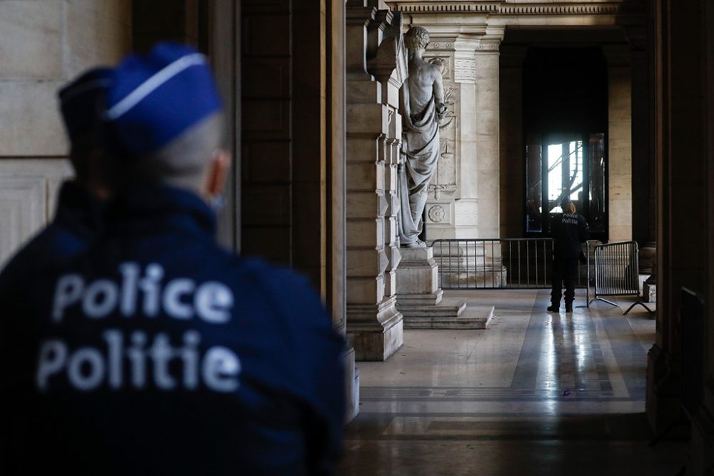 Polizeibeamte im Brüsseler Justizpalast (Bild: Thierry Roge/Belga)