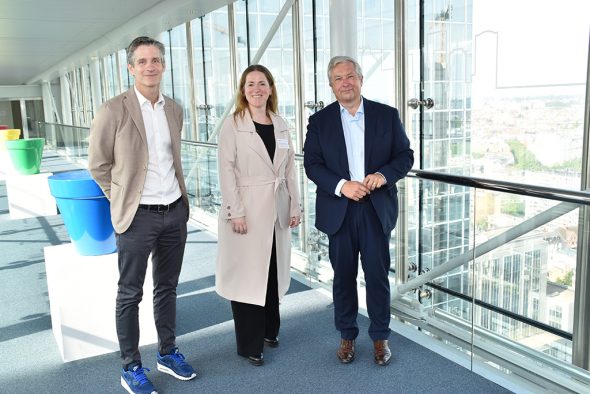 Guillaume Boutin, CEO von Proximus, Ministerin Isabelle Weykmans und Philippe Lallemand, CEO von Ethias (Bild: Kabinett Weykmans)
