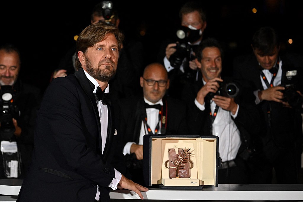 Der schwedische Regisseur Ruben Östlund mit der Goldenen Palme für seinen Film "Triangle of Sadness" bei den Filmfestspielen von Cannes (Bild: Patricka De Melo Moreira/AFP)