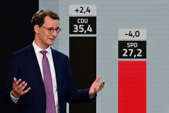 NRW-Ministerpräsident Hendrik Wüst von der CDU am Wahlabend in Nordrhein-Westfalen am 15. Mai 2022 (Bild: Tobias Schwarz/AFP)