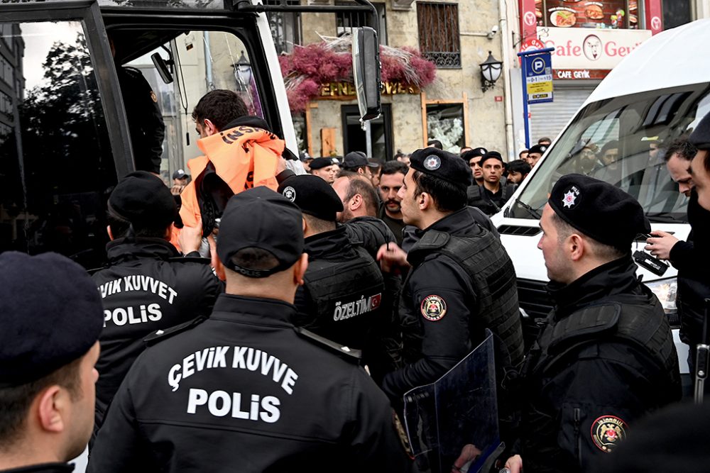 Türkische Polizisten nehmen Demonstranten in Istanbul fest - 1. Mai 2022