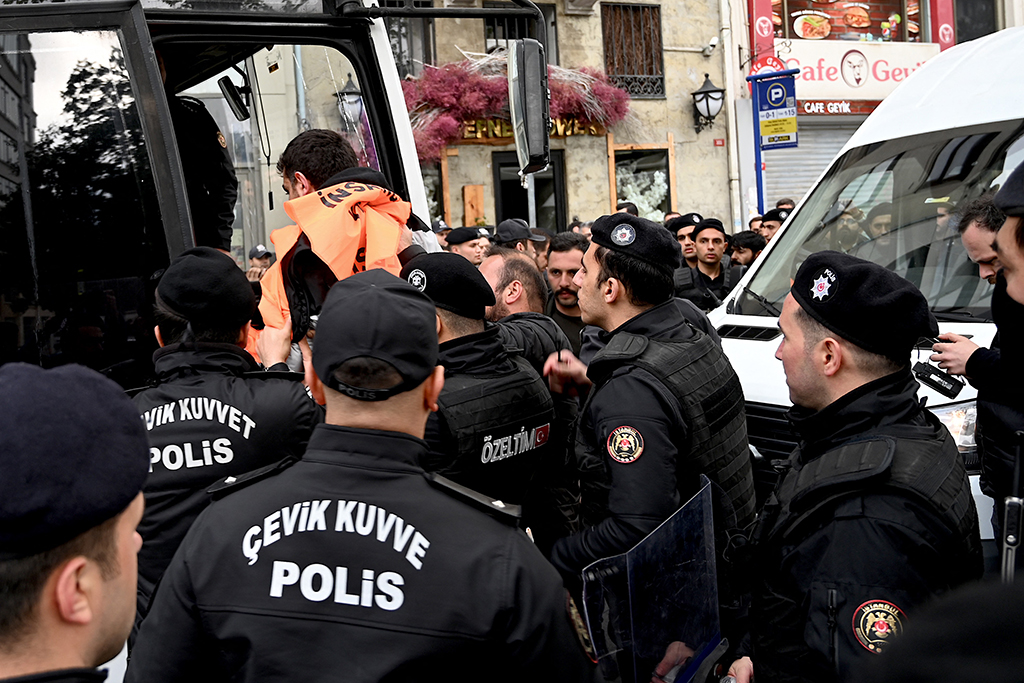 Türkische Polzisten nehmen Demonstranten in Istanbul fest (Bild: Ozan Kose/AFP)