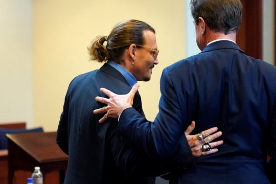 Johnny Depp umarmt seinen Anwalt Benjamin Chew nach den Abschlussplädoyers (Bild: Steve Helber/POOL/AFP)