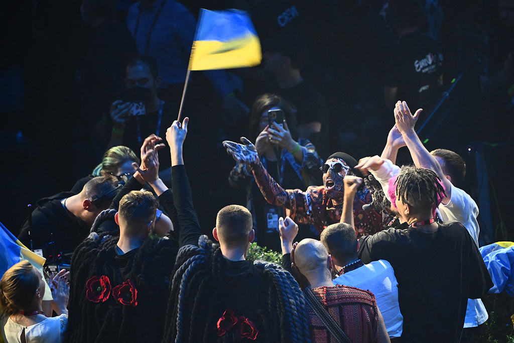 Das "Kalush Orchestra" feiert den Sieg für die Ukraine (Bild: Marco Bertorello/AFP)