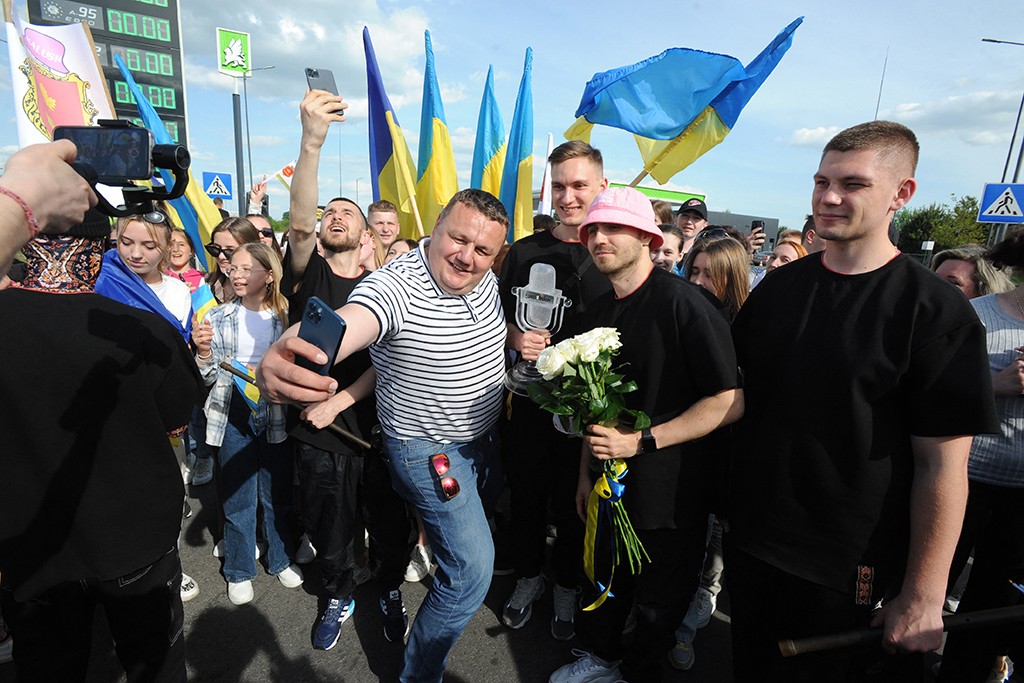Rückkehr in die Ukraine: Fans machen Selfies mit den Mitgliedern des Kalush Orchestra (Bild: Sergiy Tys/AFP)