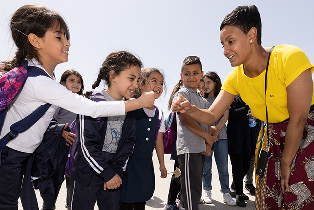 Entwicklungsministerin Meryame Kitir mit Kindern in Ostjerusalem am 9.5. (Bild: Benoit Doppagne/Belga)