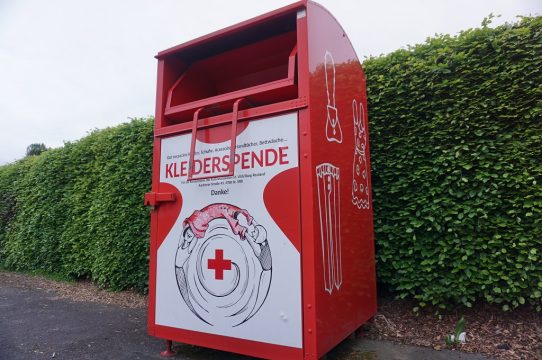 Rot-Kreuz-Kleidercontainer in der Gemeinde Burg-Reuland (Bild: Stephan Pesch)