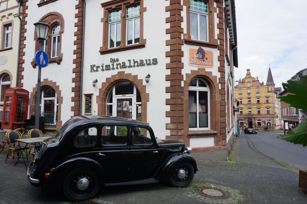 Kriminalhaus und Krimihotel (im Hintergrund) in Hillesheim