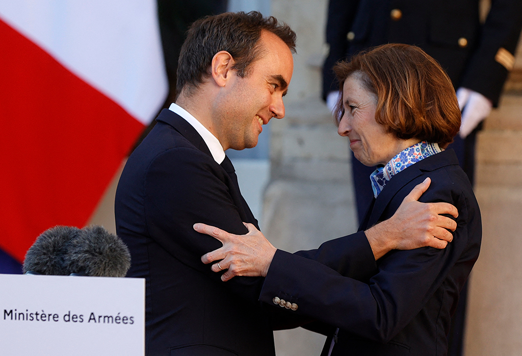 Verteidigungsminister Sébastien Lecornu mit Vorgängerin Florence Parly (Bild: Geoffroy Van Der Hasselt/AFP)