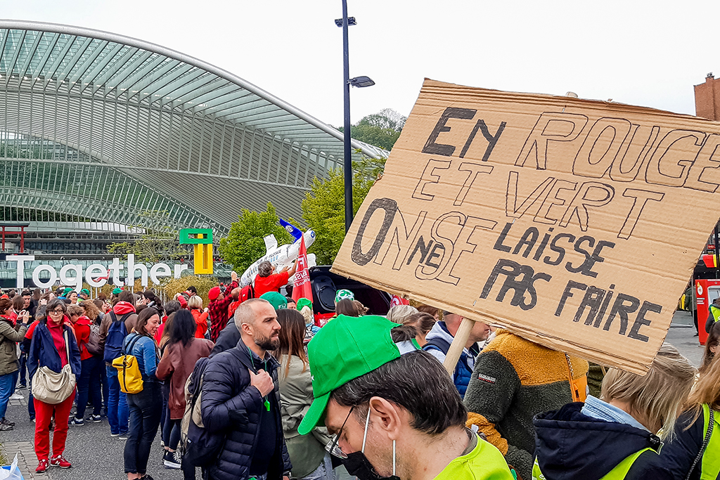 Vor dem Start der Lehrer-Demonstration am Bahnhof von Lüttich (Bild: Edric Rorive/Belga)