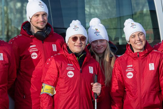 Linda Le Bon (2vl) und ihre Begleitfahrerin Ulla Gillot (2vr) bei der Teampräsentation in Brüssel