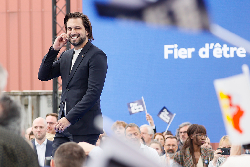 Der MR-Vorsitzende Georges-Louis Bouchez bei der Veranstaltung zum 1. Mai in Herstal (Bild: Bruno Fahy/Belga)