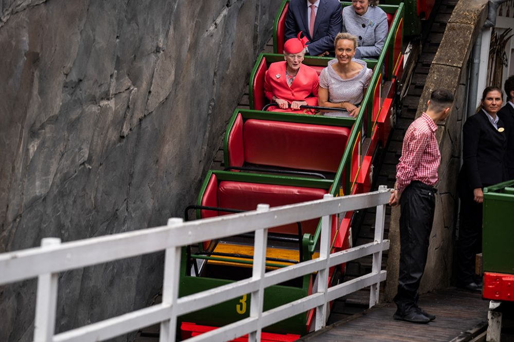 Königin Margrethe II mit Tivoli-Direktorin Susanne Mørch Koch bei der Jubiläums-Achterbahnfahrt (Bild: Martin Sylvest/Ritzau Scanpix/AFP)