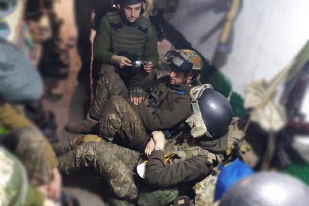 Kämpfer im Stahlwerk von Mariupol - das Foto kommt vom Pressebüro des ukrainischen Präsidenten und ist undatiert (Bild: Ukrainian President Administration press-service/AFP)