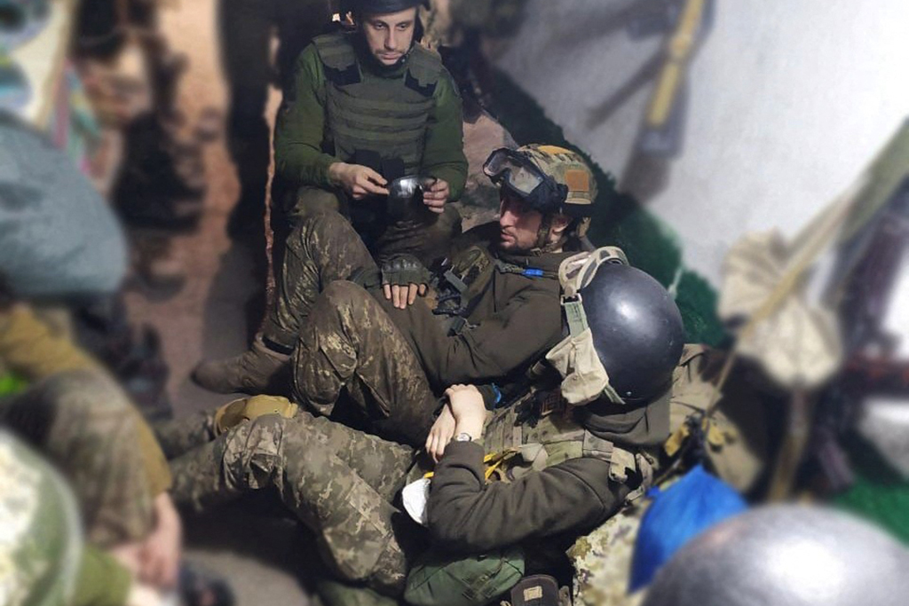 Kämpfer im Stahlwerk von Mariupol - das Foto kommt vom Pressebüro des ukrainischen Präsidenten und ist undatiert (Bild: Ukrainian President Administration press-service/AFP)