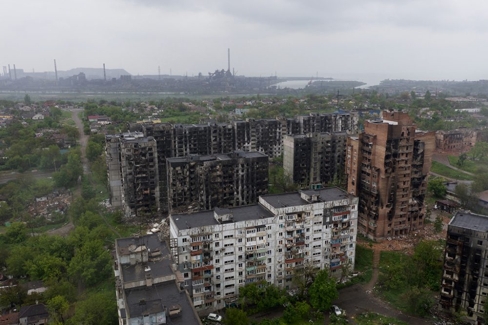 Blick auf Mariupol, im Hintergrund das Azovstal-Werk (Bild: Andrey Borodulin/AFP)