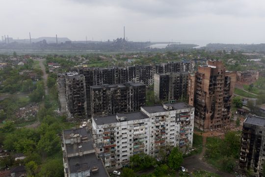 Blick auf Mariupol, im Hintergrund das Azovstal-Werk (Bild: Andrey Borodulin/AFP)
