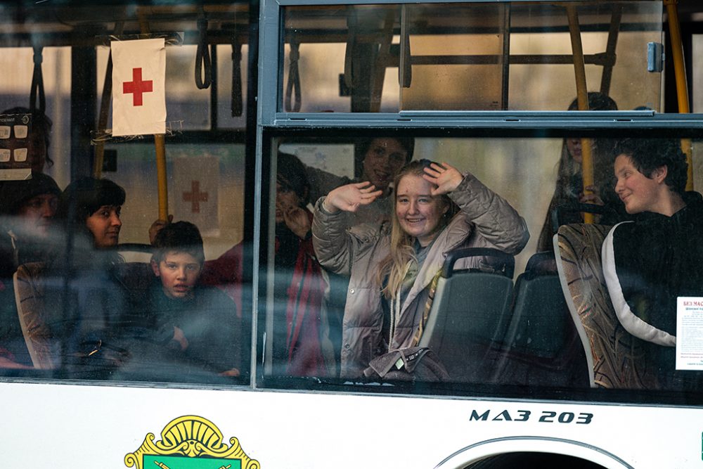 Einer der Busse mit Menschen, die aus Mariupol evakuiert wurden