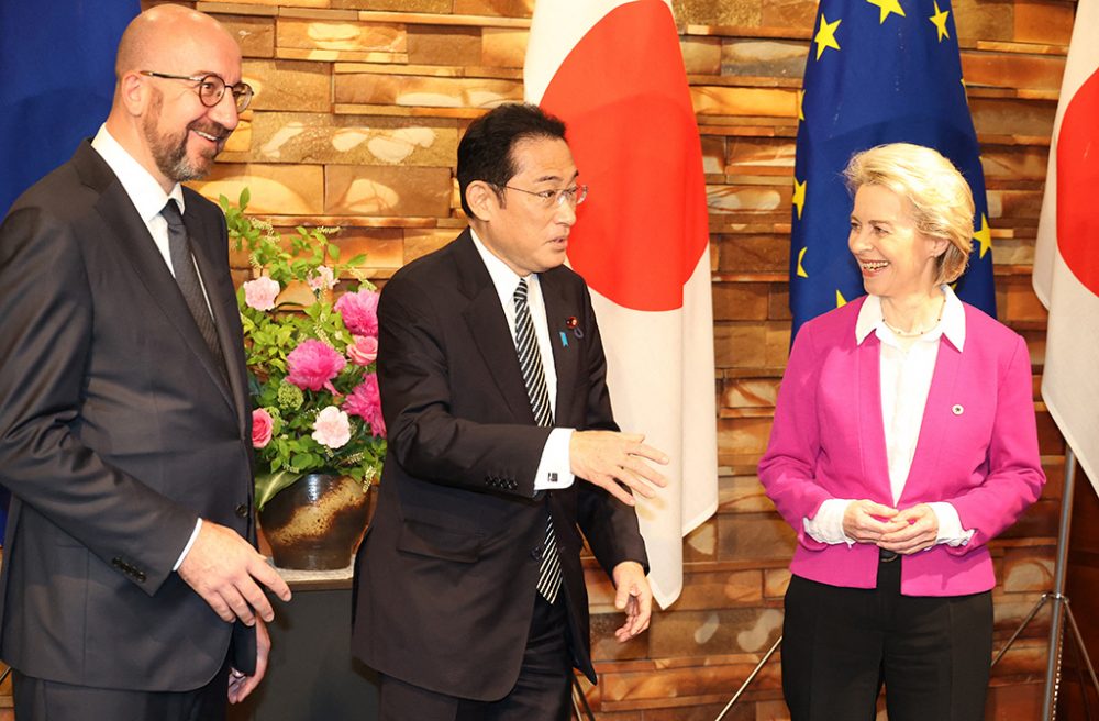 EU-Ratspräsident Charles Michel, Japans Premierminister Fumio Kishida und EU-Kommissionschefin Ursula von der Leyen in Tokio (Bild: Yoshikazu Tsuno/Pool/AFP)