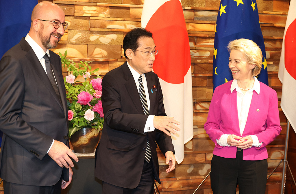 EU-Ratspräsident Charles Michel, Japans Premierminister Fumio Kishida und EU-Kommissionschefin Ursula von der Leyen in Tokio (Bild: Yoshikazu Tsuno/Pool/AFP)