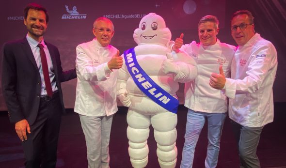 Michelin-Direktor Gwendal Poullennec, Chef Peter Goossens vom Hof Van Cleve, das Michelin-Maskottchen, Chef Tim Boury vom 'Boury' und Chef Viki Geunes vom Restaurant 'Zilte' (Bild: Virginie Lefour/Belga)