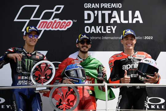 Fabio Quartararo, Francesco Bagnaia und Aleix Espargaro (von li. nach re.) auf dem Podium beim MotoGP in Italien (Bild: Filippo Monteforte/AFP)