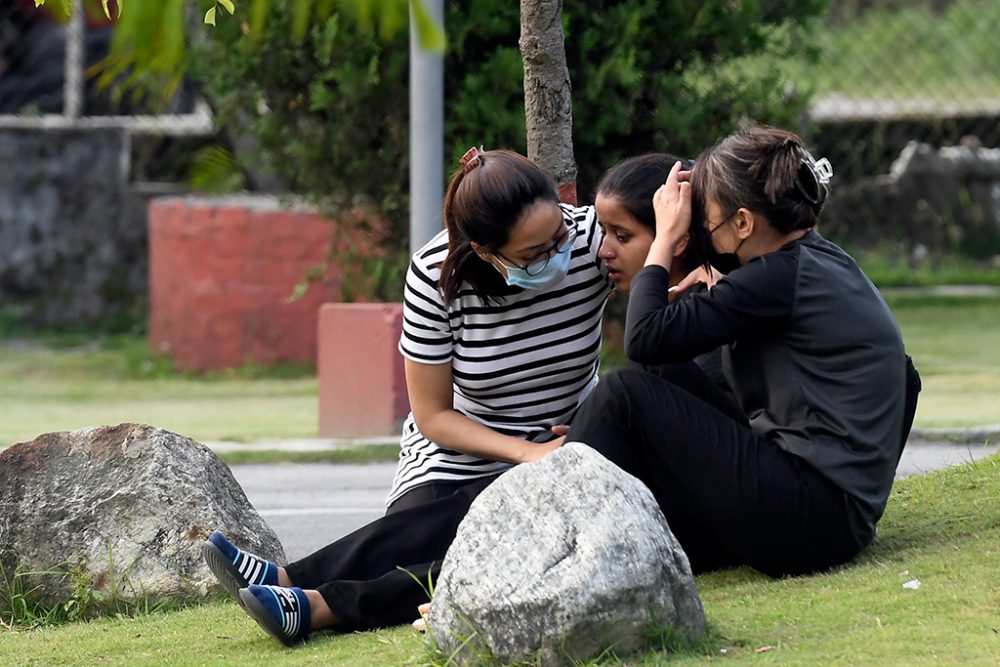 Familienmitglieder der Passagiere des Tara-Air-Flugs in Pokhara (Bild: Prakash Mathema/AFP)