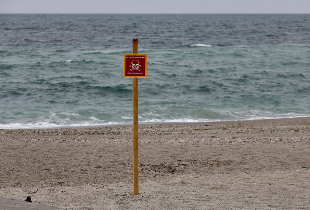 "Achtung Minen": Warnschild am Strand von Odessa (Bild: Oleksandr Gimanov/AFP)